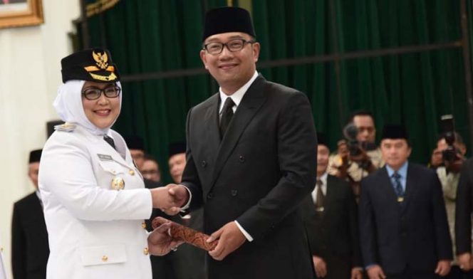 
					Bupati Bogor, Ade Yasin dan Gubernur Jabar, Ridwan Kamil (kanan)