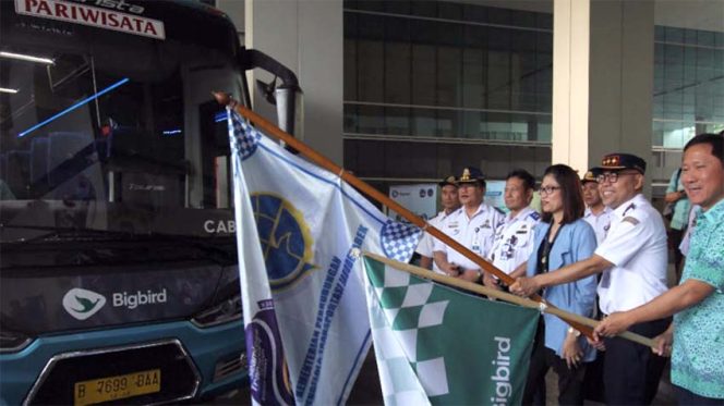 
					Peresmian peluncuran rute baru dilakukan di Pasaraya Blok M, Jakarta Selatan, Sabtu (28/9). Tampak hadir Direktur PT Blue Bird Tbk Sigit Djokosoetono dan Kepala Badan Pengelola Transportasi Jabodetabek (BPTJ) Bambang Prihartono.