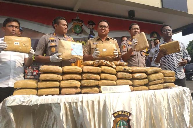 
					Rilis barang bukti ganja di Polres Depok