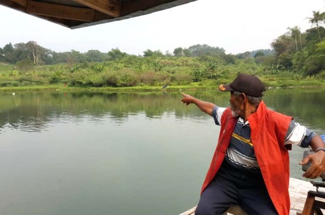 
					Seorang warga menunjukan lahan Danau Lido yang diserobot oleh PT. MNC Land anak dari PT. MNC Group.