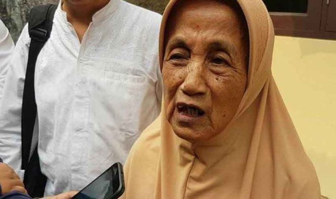 
					Nenek Arfah merupakan korban penipuan yang karena buta huruf nyaris kehilangan sisa tanah miliknya.