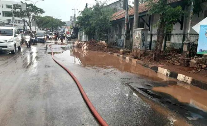 
					Pipa PDAM di wilayah Jalan Raya Kartini, Kota Depok mengalami kebocoran.