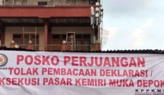 
					Tampak spanduk posko perjuangan Pasar Kemiri Muka.