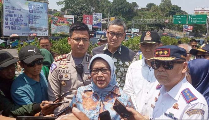 
					Bupati Bogor, Ade Yasin (tengah) bersama Kepala BPTJ, Kapolres Bogor, dan tokoh masyarakat setempat bertemu dan sepakat untuk melakukan program-program penyelesaian yang diberi nama Save Puncak. (Foto: Istimewa)