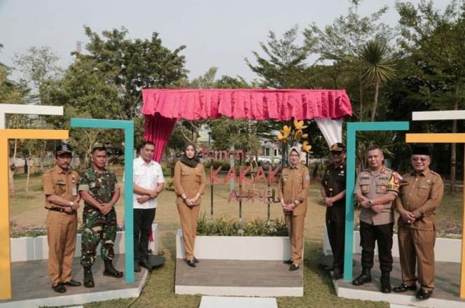 
					Airin Rachmi Diany meresmikan pembangunan Taman Kakak Aurel di halaman Balai Kota Tangerang Selatan.