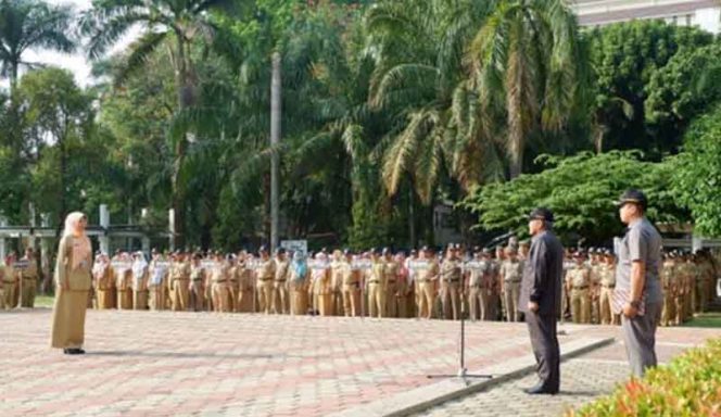 
					Wali Kota Depok, Mohammad Idris saat memimpin apel pagi.