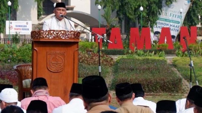 
					Wali Kota Depok, Mohammad Idris memimpin Salat Istisqa atau salat meminta hujan di Balai Kota Depok.