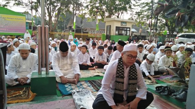 
					Ratusan siswa SDIT At-Taufiq mengikuti pelaksanaan salat istisqo di halaman sekolah.