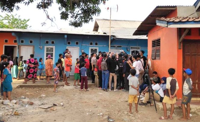 
					Rumah kontrakan yang dihuni terduga teroris kelompok Abu Zee dan Abu Rara di Bekasi digerebek Tim Densus 88 Antiteror.