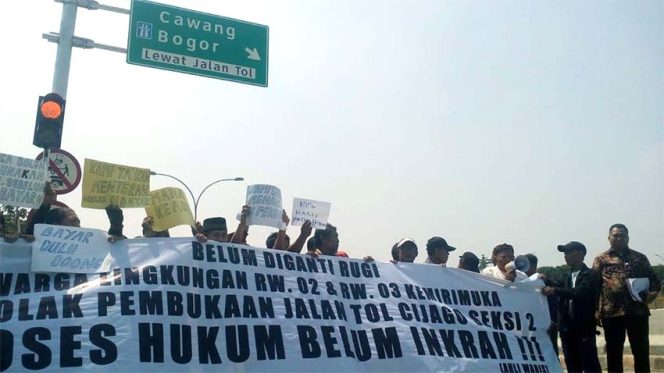 
					Aksi tutup jalan dengan membentangkan spanduk berisi protes dan kecaman berlangsung sekira satu jam.