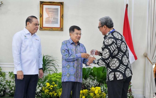 
					Wakil Bupati Bogor, Iwan Setiawan menerima penghargaan TOP 45 Inovasi Pelayanan Publik Tahun 2019 yang diserahkan oleh Wakil Presiden Republik Indonesia, Jusuf Kalla di Istana Wakil Presiden Republik Indonesia, Jalan Medan Merdeka Selatan No. 6, Jakarta Pusat.