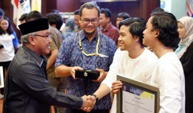 
					Wali Kota Depok Mohammad Idris (kiri) saat meninjau hasil karya para peserta lomba Depok Innovation Week 2019 di Balai Sidang Universitas Indonesia.