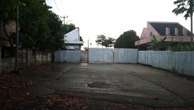 
					Wisma Atlet Hambalang yang mangkrak terlihat kumuh dan tidak terurus.