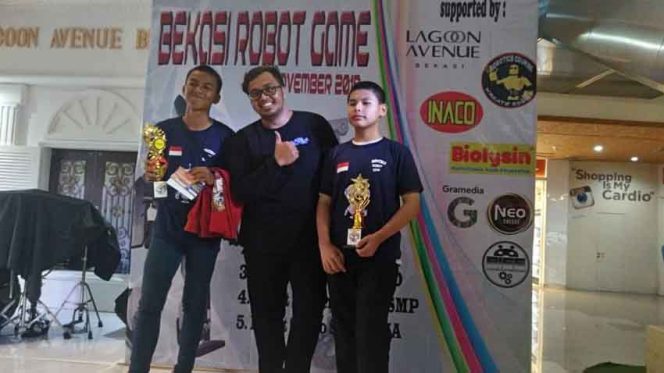 
					Siswa SMKN 6 Bekasi dalam ajang keterampilan menyusun program robotik tingkat Kota Bekasi.