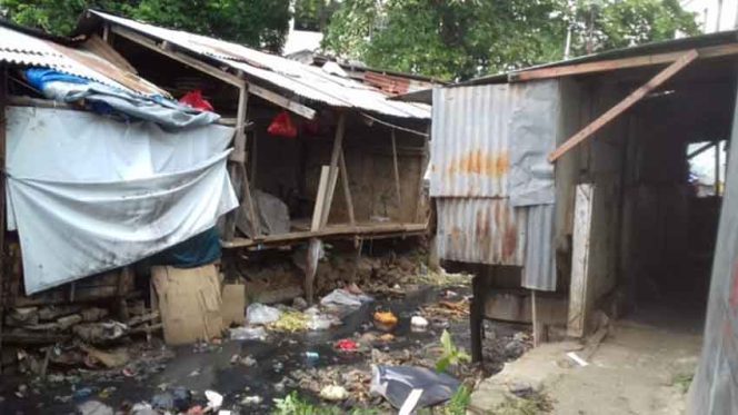 
					KUMUH-Bangunan liar di saluran irigasi Cabang Timur di Pasar Kemirimuka tampak kumuh.