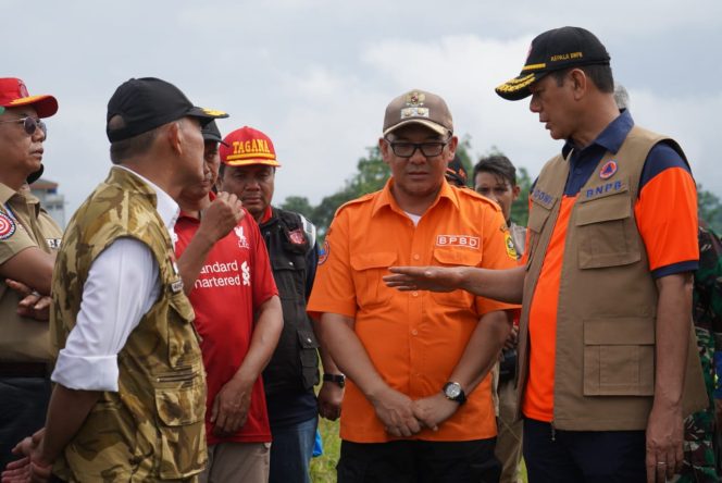 
					Longsor Sukajaya, BNPB Siagakan Helikopter