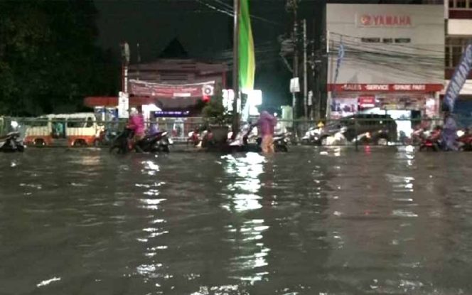 
					Lokasi banjir di Jalan ARH. Di lokasi ini setiap musim hujan senantiasa digenangi air. (FOTO: Istimewa)