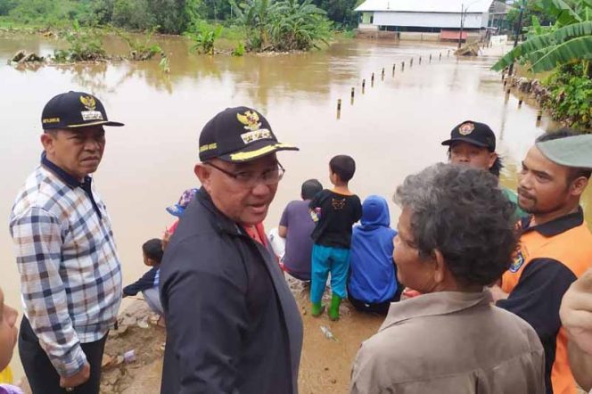 
					Wali Kota Depok, Mohammad Idris meninjau lokasi banjir.