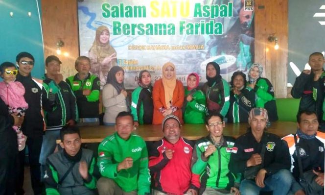 
					Farida (tengah) foto bersama puluhan ojol usai ngobrol santai di Kafe Kawan Kita, Kecamatan Sukmajaya.