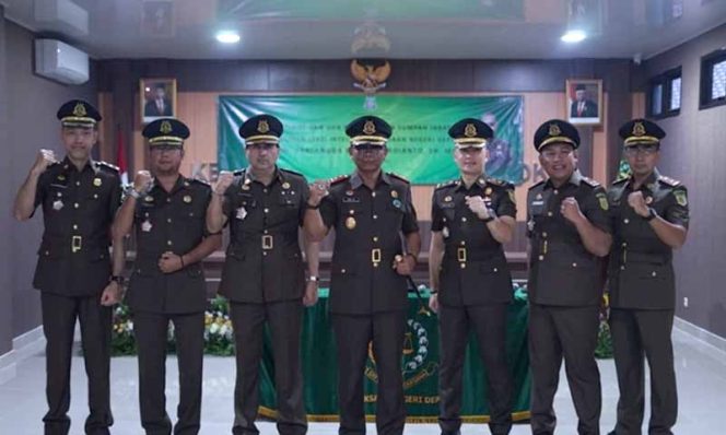 
					Usai pengambilkan sumpah Herlangga Wisnu Murdianto, SH MH sebagai kepala Seksi Intelijen (Kasi Intel). Jajaran Kejari Depok foto bersama. 