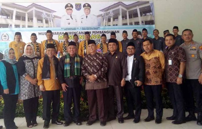 
					Usai membuka kegiatan Musrenbang Wali Kota Depok, Mohammad Idris foto bersama.