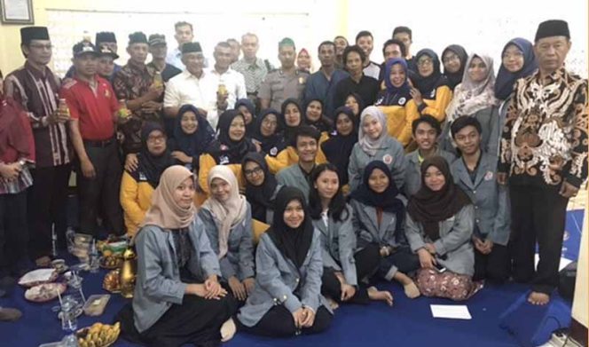 
					Wali Kota Depok, Mohammad Idris foto bersama saat menyambangi petani belimbing  di Rangkapan Jaya, Pancoran Mas, Kota Depok.