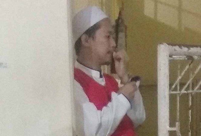 
					Terdakwa AKJ saat menunggu giliran mengikuti sidang di PN Depok.