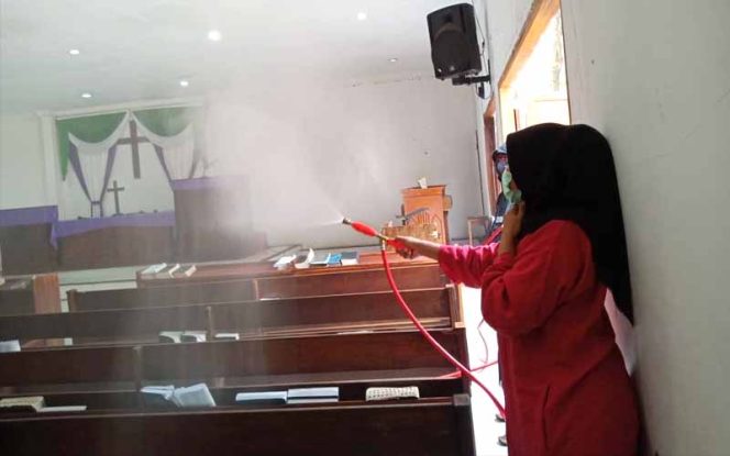 
					Afifah Alia, Semprotkan Disinfektan di Tempat Ibadah dan Rumah Warga.