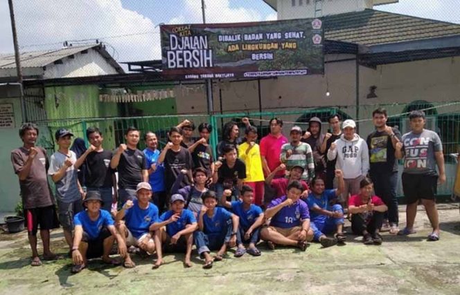 
					Karang Taruna RW 08 Kelurahan Baktijaya pose bersama disela-sela aksi bersih. 