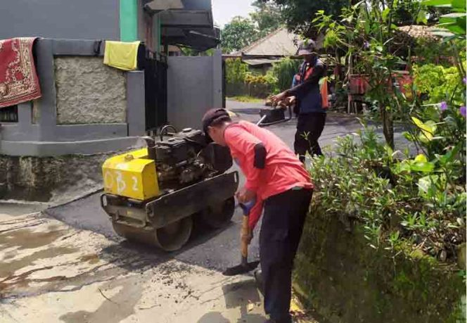 
					Petugas PUPR sedang mengaspal Jaling di RW 14 Kelurahan Bojongsari, Kecamatan Bojongsari.