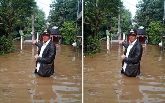 
					Lurah Duren Mekar, Muhammad Sahal di lokasi banjir. 