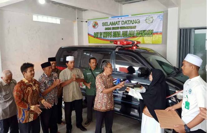 
					Pengurus Koperasi Simpan Pinjam dan Pembiayaan Syariah (KSPPS) Bina Auladi Mandiri (BAM) secara simbolik menyerahkan ambulans.