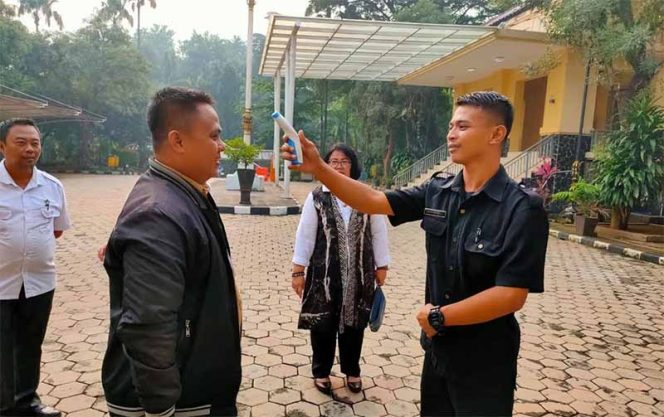 
					Seluruh pengunjung mulai dari anggota dewan, maupun tamu undangan diperiksa suhu tubuhnya menggunakan thermal gun di pintu masuk.