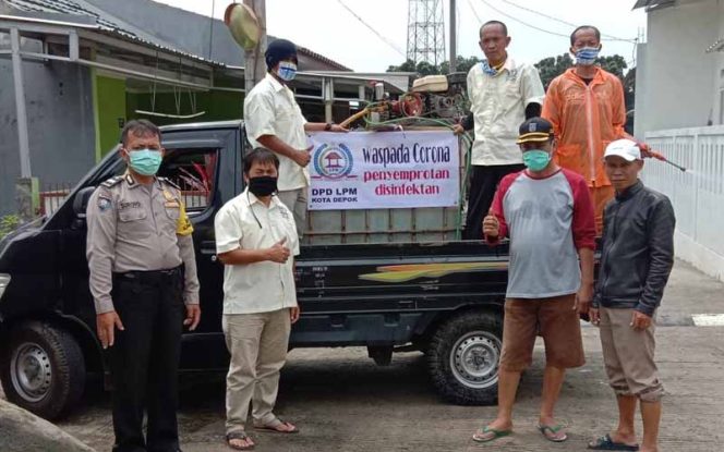 
					Petugas DPD LPM Kota Depok bersama LPM Sawangan, Inderahjaya saat menyemprot disinfektan di RT 02/05.