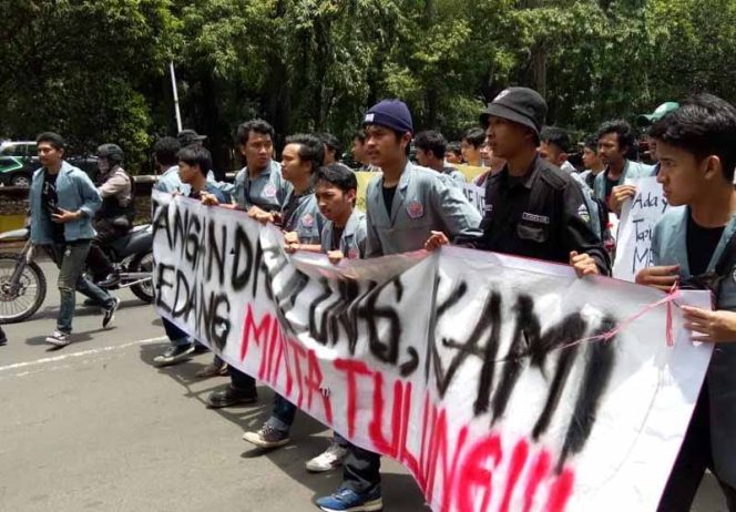 
					Aksi demo mahasiswa Universitas Gunadarma melakukan aksi unjuk rasa yang dimulai dengan melakukan longmarch, pada Senin (09/03).