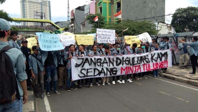 
					Ribuan mahasiswa Universitas Gunadarma melakukan aksi unjuk rasa yang dimulai dengan melakukan longmarch.