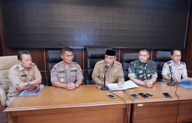 
					Wali Kota Depok, Mohammad Idris saat konferensi pers di Balai Kota Depok, Senin (16/03).