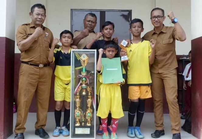 
					Kepala SDN Serua 03, Rohmat (kiri) foto bersama tim futsal dan piala bergilir Turnamen Futsal MTs Darul Hikmah, Pamulang, Tangsel.