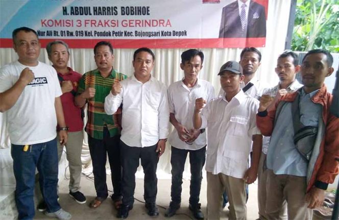 
					PAC Partai Gerindra Kecamatan Bojongsari akan melakukan musyawarah untuk memilih pengurus baru. Tampak dalam foto, Herdian (empat kiri) yang diusung jadi ketua PAC Partai Gerindra Kecamatan Bojongsari.  