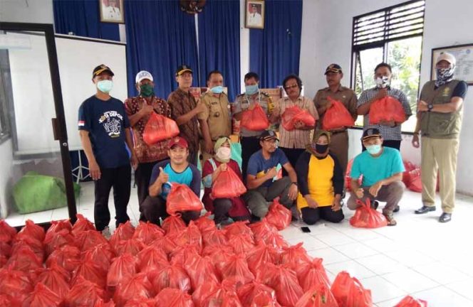 
					Relawan Kampung Siaga Covid-19 pose bersama Lurah Serua, Dion Wijaya  siap memberikan sembako di hari kedua untuk warga ekonomi terbatas di kelurahan setempat.