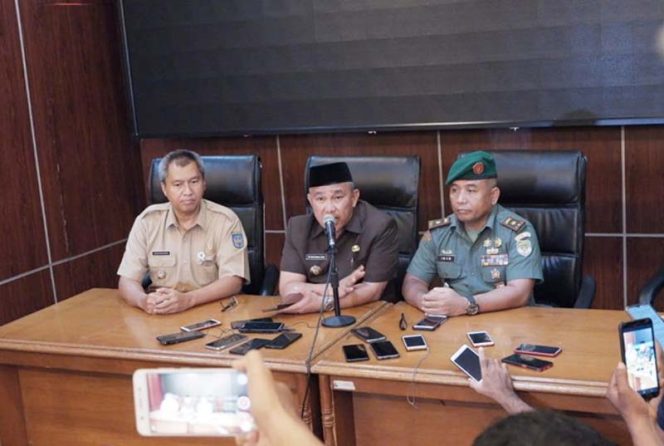 
					Konferensi pers tentang virus corona di Balai Kota Depok, Senin (02/03).