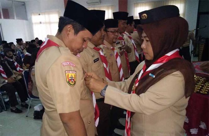 
					Nina Suzana,Ka Kwarcab Kota Depok menyematkan tanda jabatan sebagai Mabiran kepada Camat Bojongsari, Dede Hidayat.