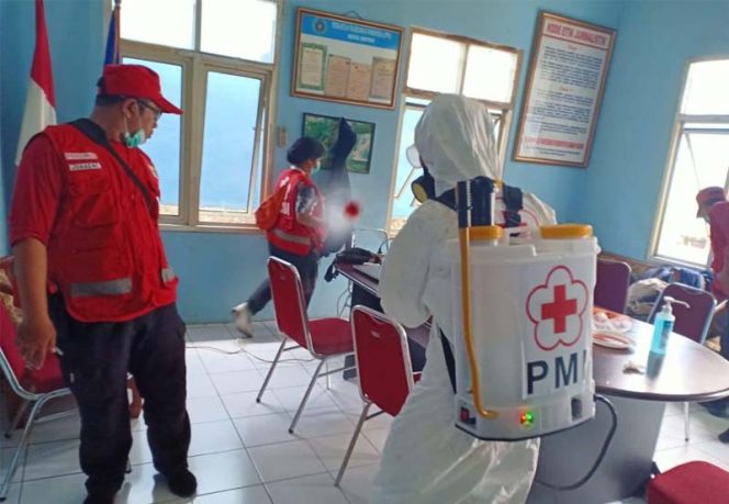 
					PMI Kota Depok melakukan penyemprotan cairan disinfektan ke beberapa tempat-tempat umum.