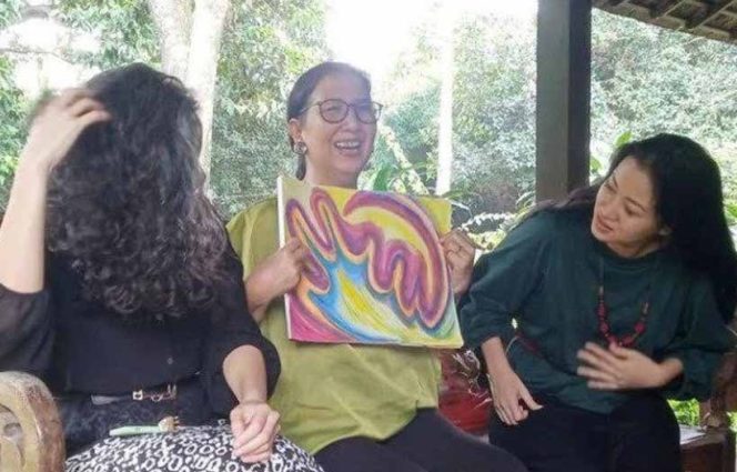 
					Eks Pasien 01 Sita Tyasunami, eks pasien 02 Maria Darmaningsih, dan eks Pasien 03 Ritra Anindyajati (kiri ke kanan). (FOTO : Antara)