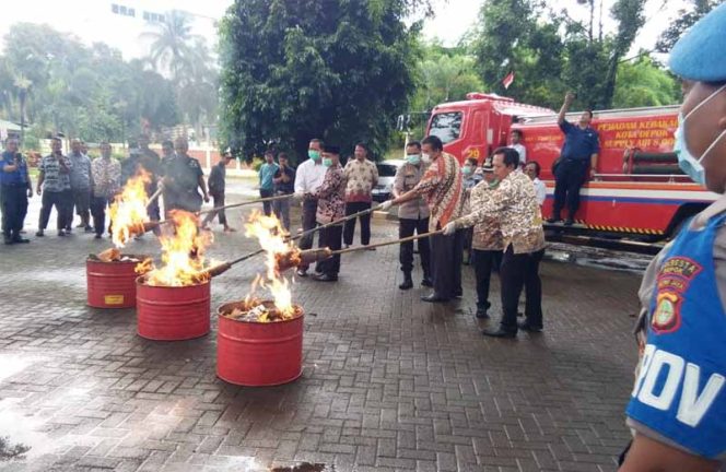 
					Kapolsek Sawangan, Kompol Suprasetyo, Camat Bojongsari, Dede Hidayat dan lurah dan tokoh agama memusnahkan ganja seberat 51 Kg.