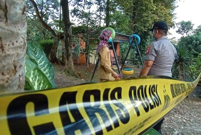 
					Pemeriksaan rumah korban yang terjangkit virus corona di wilayah Sukmajaya, Kota Depok, Senin (02/03).