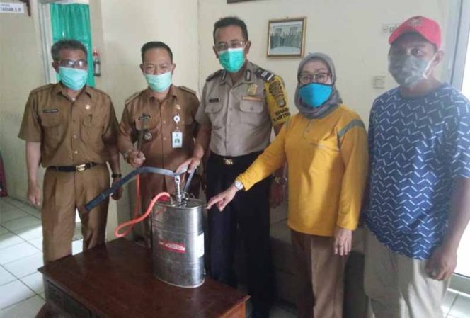 
					Lurah Pontir Rizal Farhan dan jajaran siap melakukan penyemprotan disinfektan