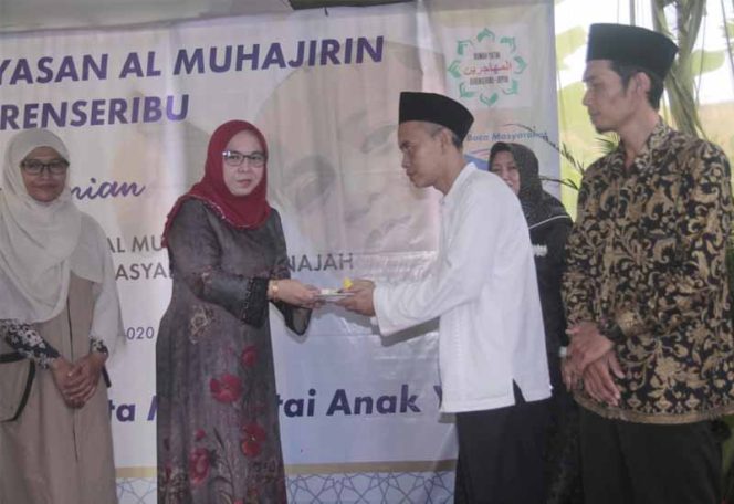 
					Hj. Qonita Lutfiah, anggota DPRD Kota Deppok memotong tumpeng usai peresmian Rumah Yatim dan Taman Bacaan yang dibangun Yayasan Al-Muhajirin.