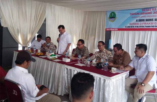 
					H. Harris Bobiho saat reses di wilayah Kelurahan Pondok Petir, Kecamatan Bojonsari.