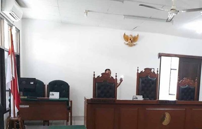 
					Suasana ruang sidang utama PN Depok terlihat sepi, Senin (23/3).